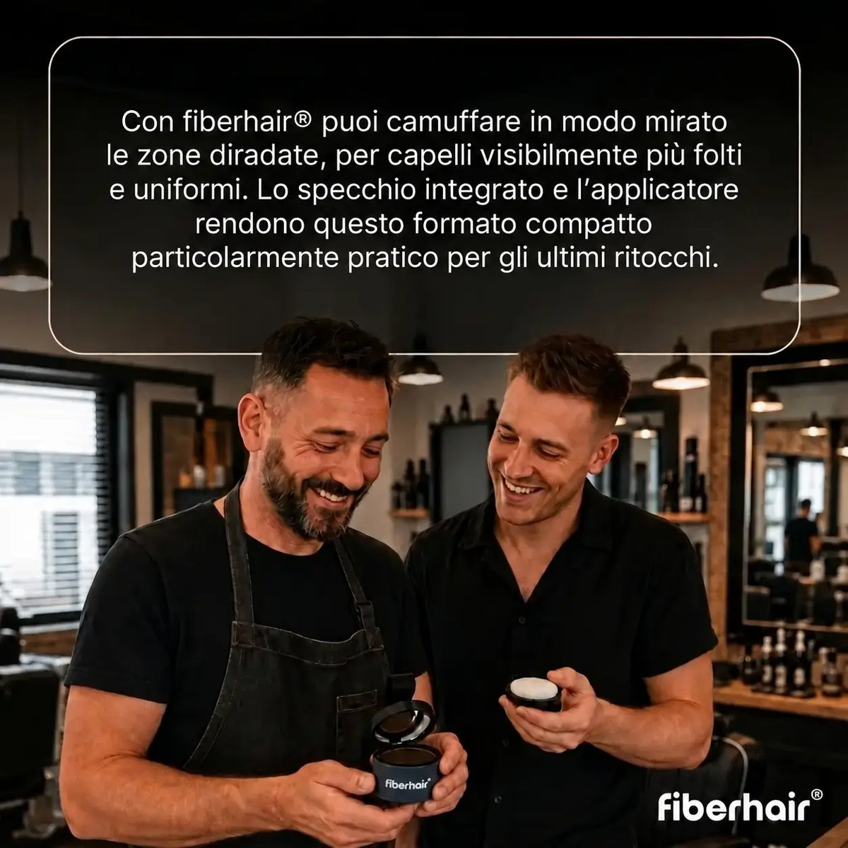 Barbiere e cliente soddisfatto che mostrano fiberhair®, la polvere per camuffare le zone diradate